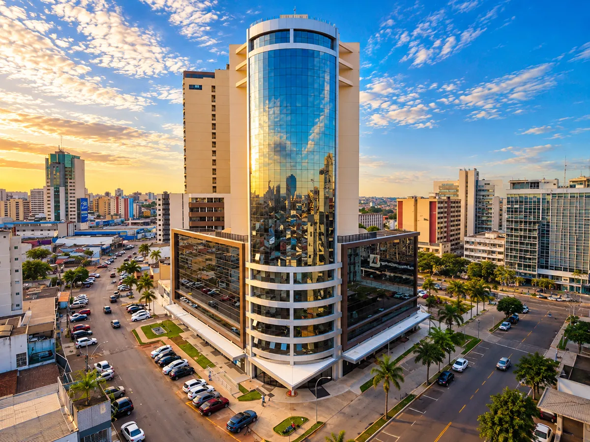 Fachada do edifício Urban, torre envidraçada em Taguatinga Sul ao entardecer